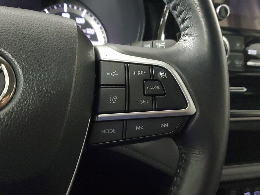 Used 2023 Toyota Highlander LE image 17