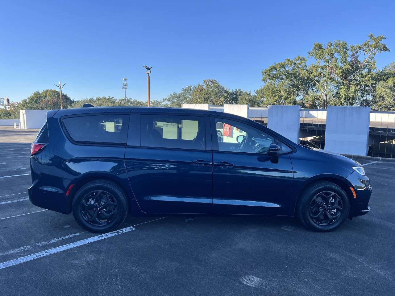 Used 2023 Chrysler Pacifica Touring-L w/ S Appearance Package image 8