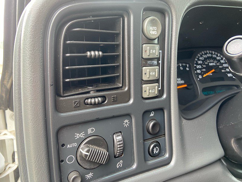Used 2003 Chevrolet Avalanche 4x4 w/ Suspension Package, Off-Road image 10