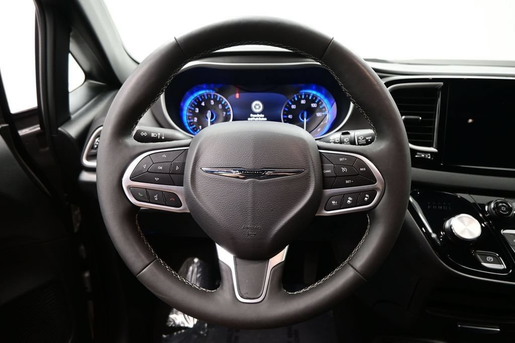 Used 2025 Chrysler Pacifica Select FWD image 20