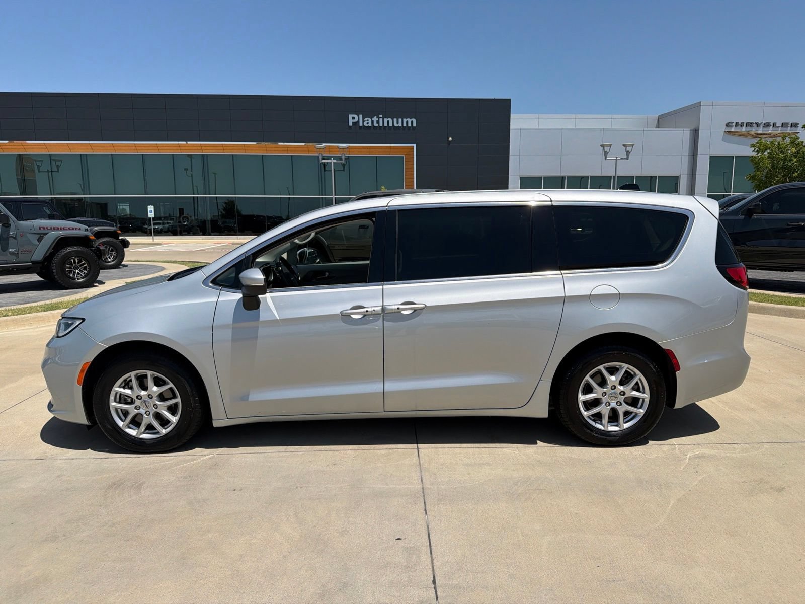 Used 2023 Chrysler Pacifica Touring-L FWD video 2