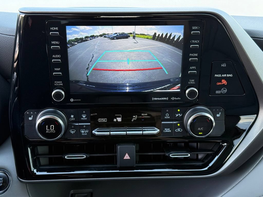 Used 2022 Toyota Highlander XLE AWD/4WD image 28