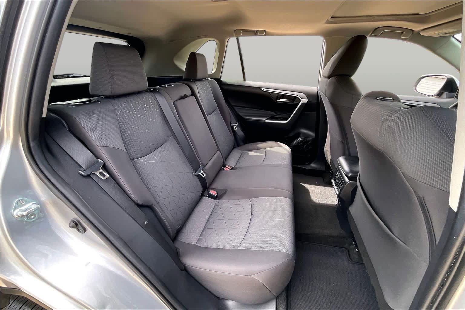 Used 2021 Toyota RAV4 XLE w/ Convenience Package FWD image 17