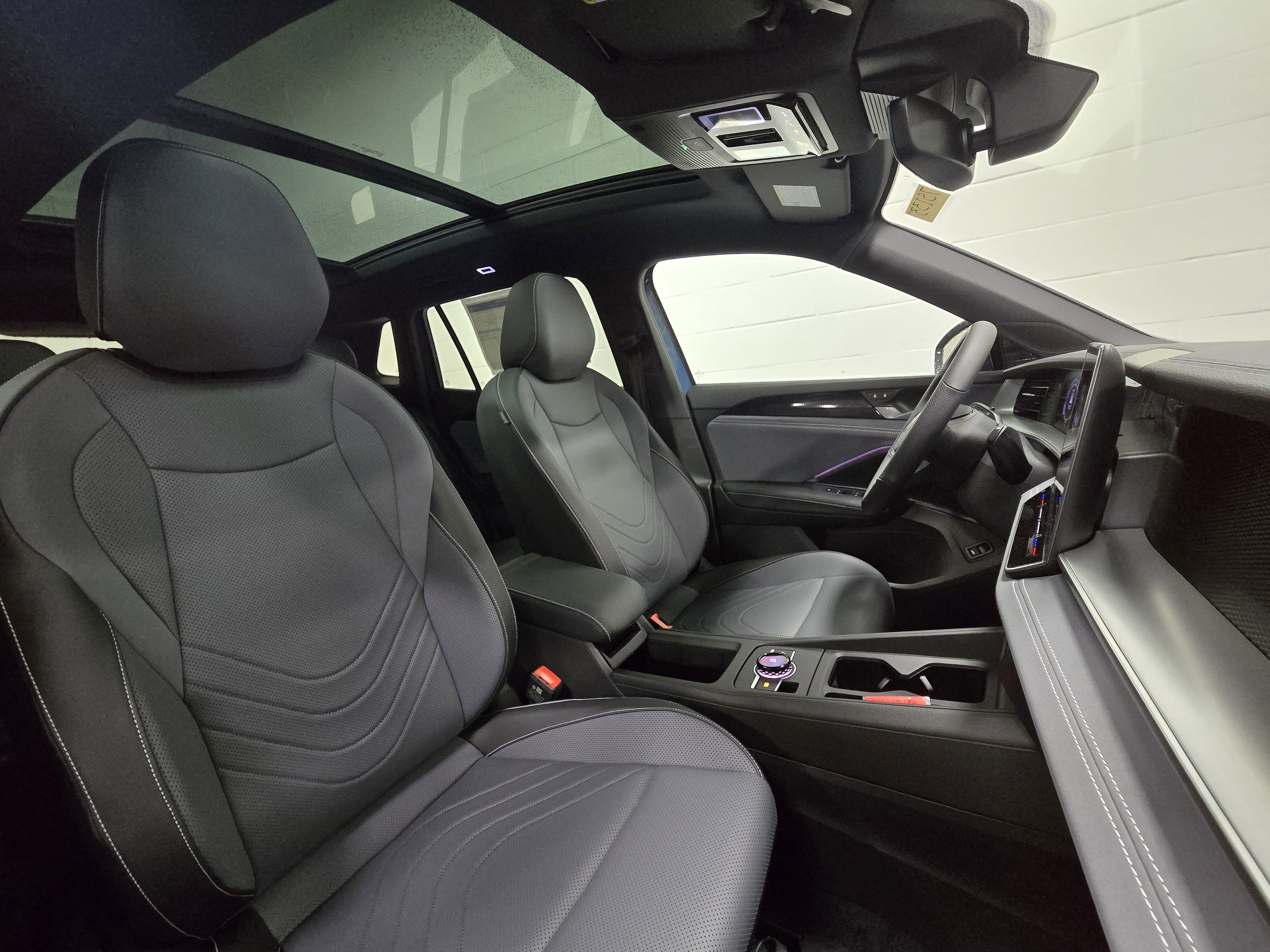 New 2025 Volkswagen Tiguan SE R-Line image 13