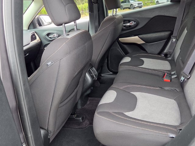 Used 2018 Jeep Cherokee Latitude FWD image 17