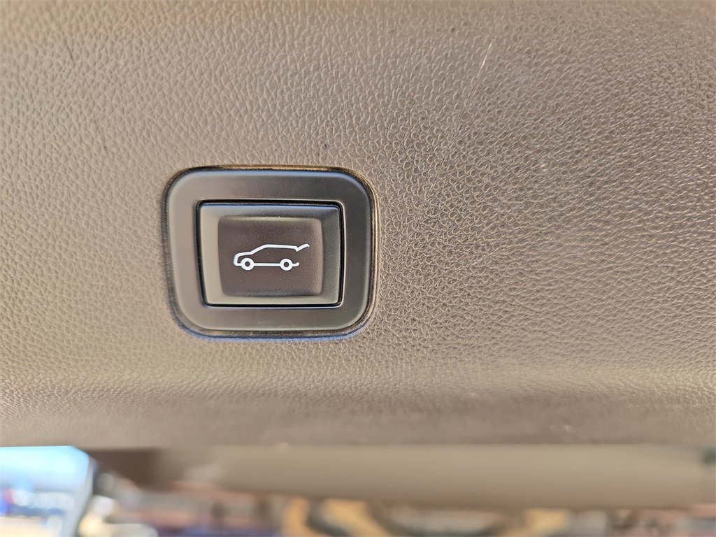 Used 2023 GMC Yukon SLT w/ SLT Premium Package image 14