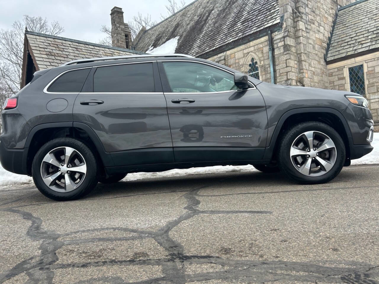 Used 2019 Jeep Cherokee Limited image 4