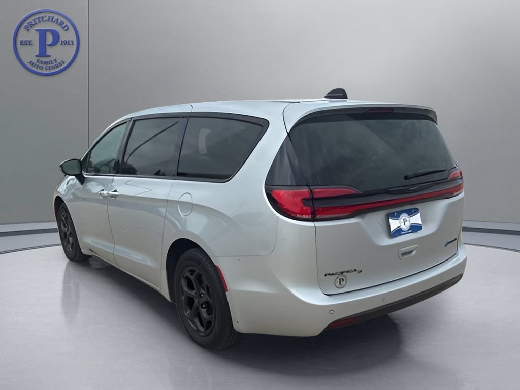 Used 2023 Chrysler Pacifica Limited w/ Uconnect Theater Family Group FWD image 5