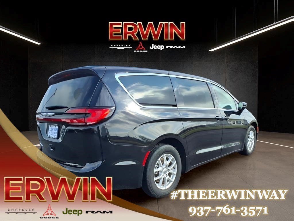 Used 2024 Chrysler Pacifica Touring-L FWD image 7