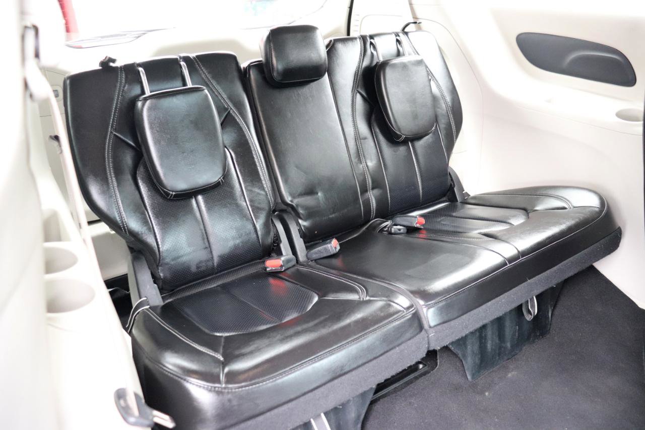 Used 2023 Chrysler Pacifica Touring-L image 14