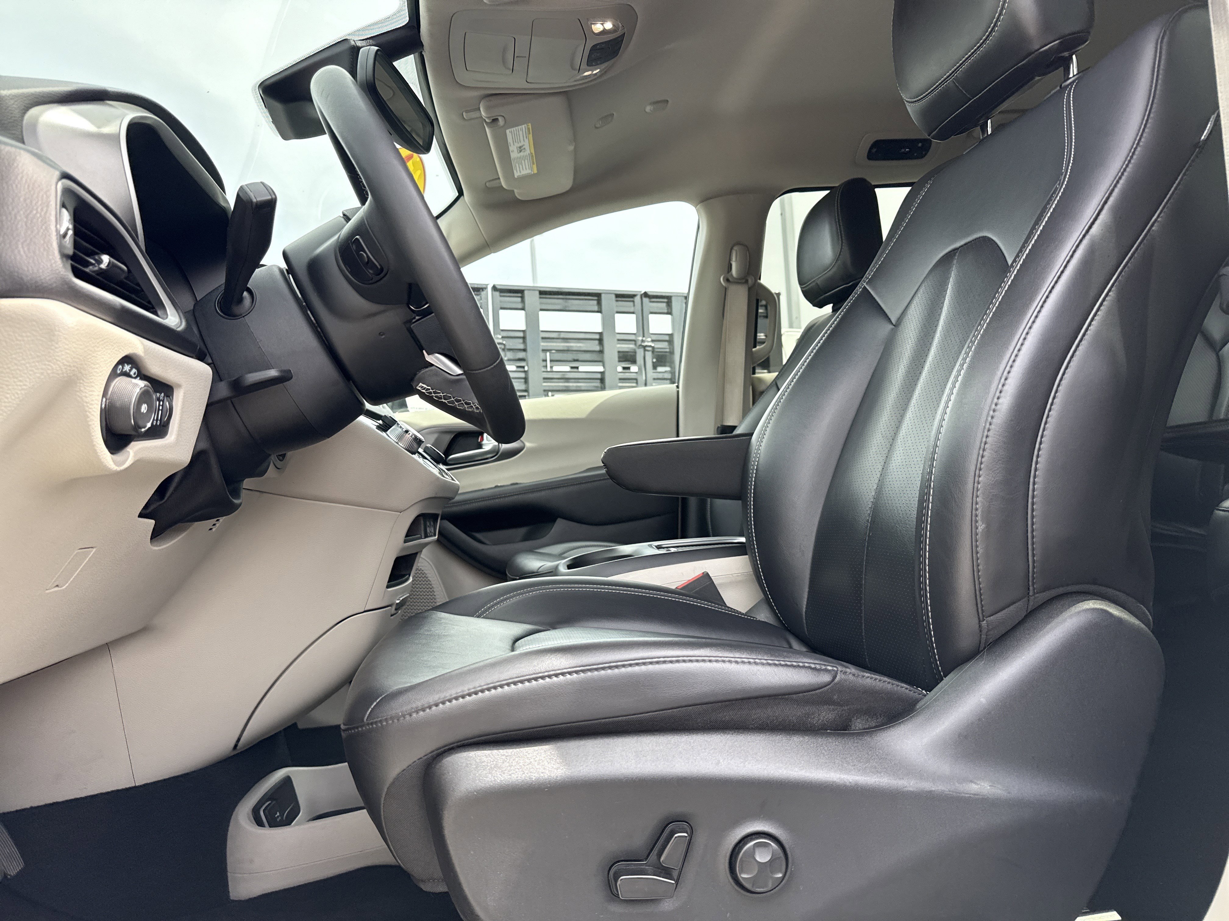 Used 2024 Chrysler Pacifica Touring-L FWD image 10
