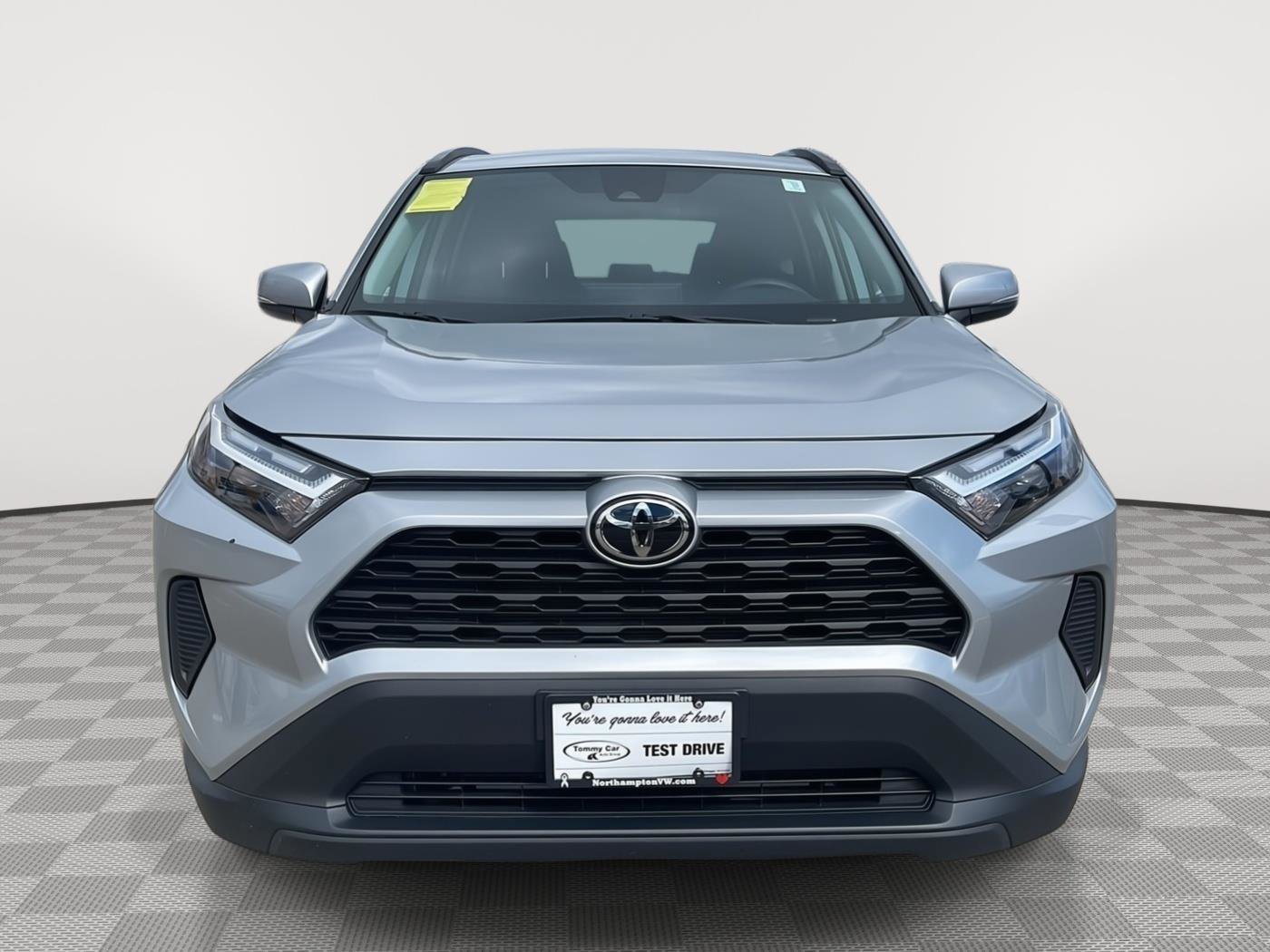 Used 2025 Toyota RAV4 XLE AWD/4WD image 2