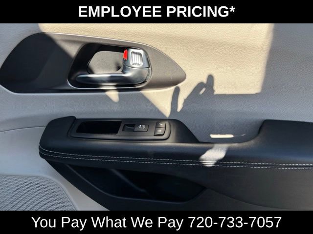 Used 2022 Chrysler Pacifica Touring-L FWD image 21