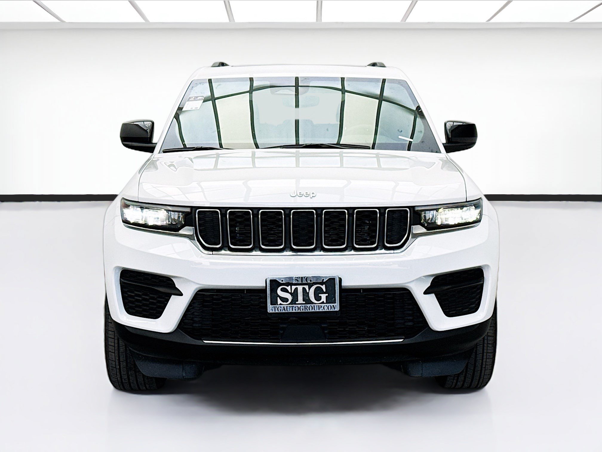 Used 2024 Jeep Grand Cherokee Laredo X RWD image 2