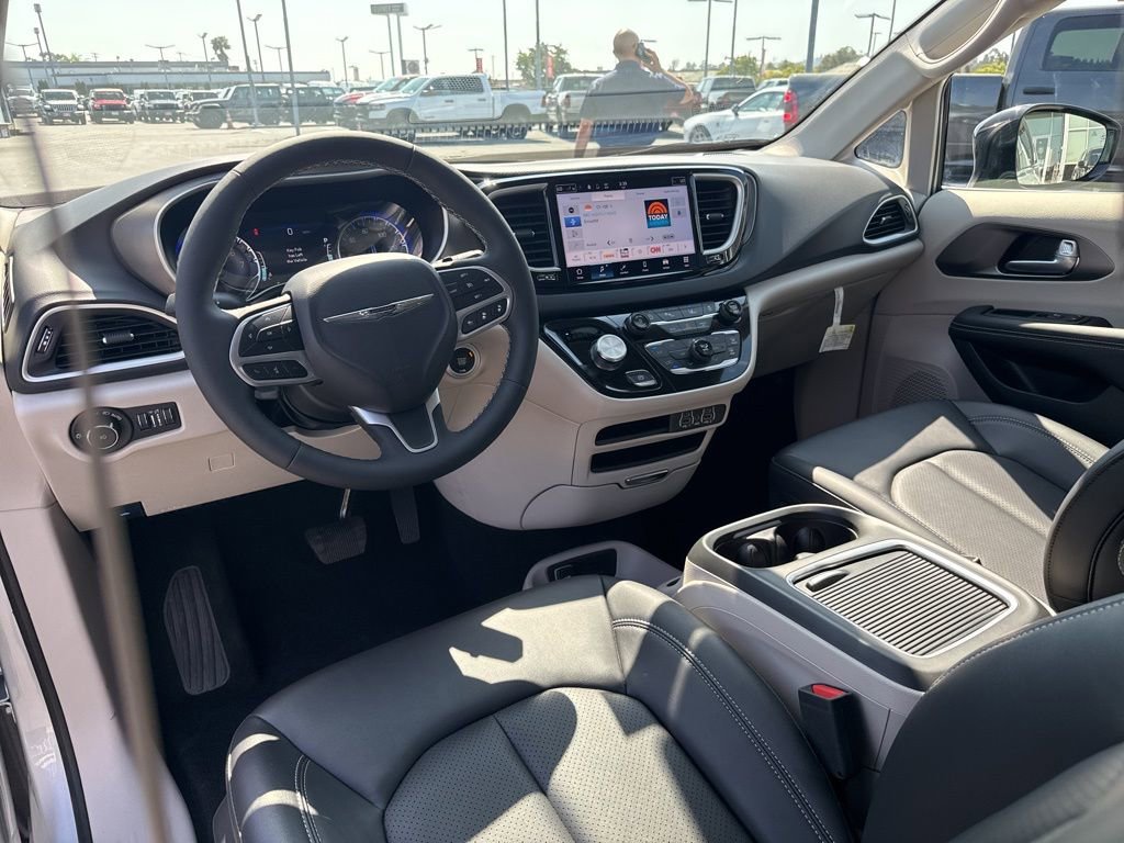 Used 2024 Chrysler Pacifica Touring-L image 17
