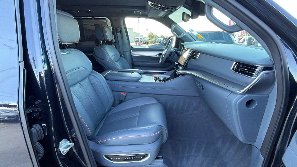 Used 2023 Jeep Grand Wagoneer L Series II w/ Premium Group II AWD/4WD image 31
