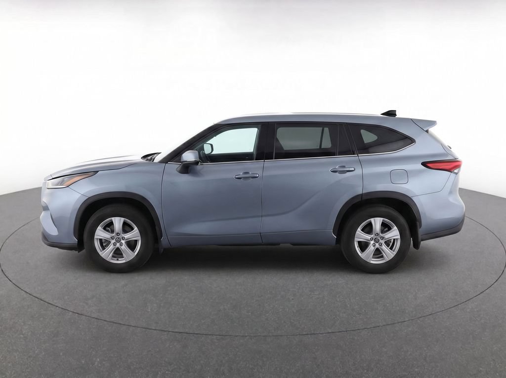 Used 2023 Toyota Highlander LE FWD image 6