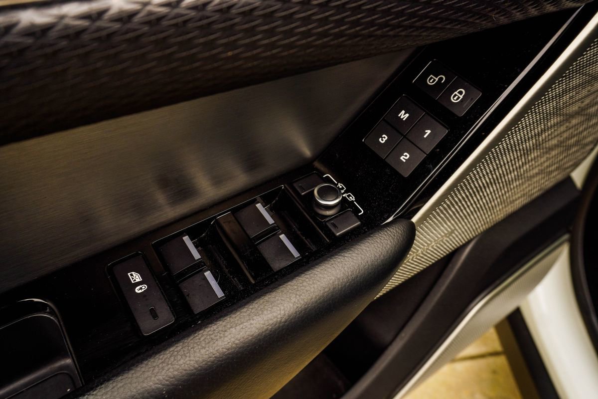 Used 2020 Land Rover Range Rover Velar R-Dynamic S image 32