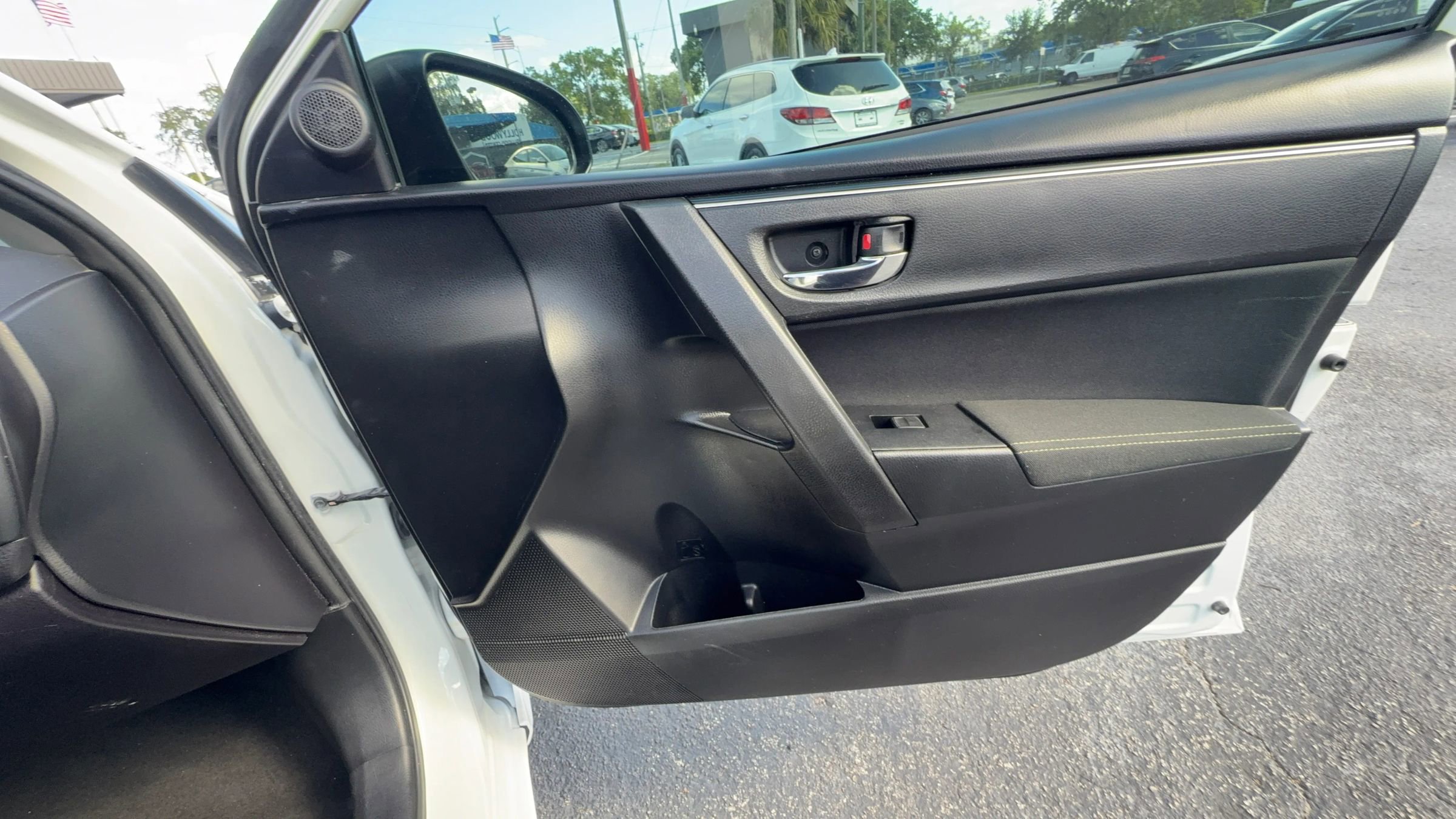 Used 2018 Toyota Corolla LE FWD image 25