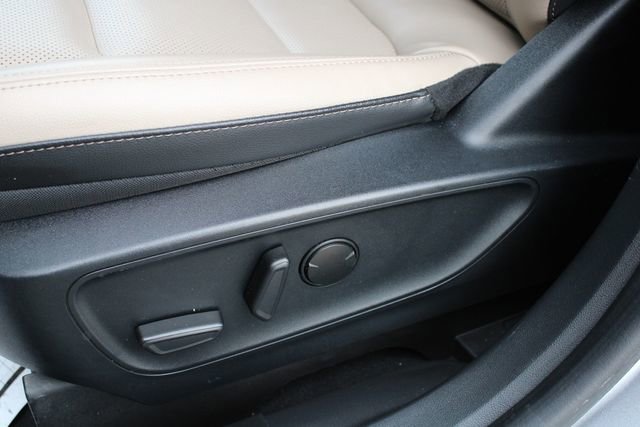 Used 2022 Ford Escape Titanium image 3