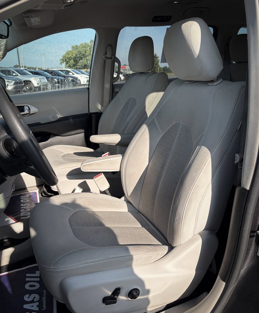 Used 2017 Chrysler Pacifica Touring Plus FWD image 22