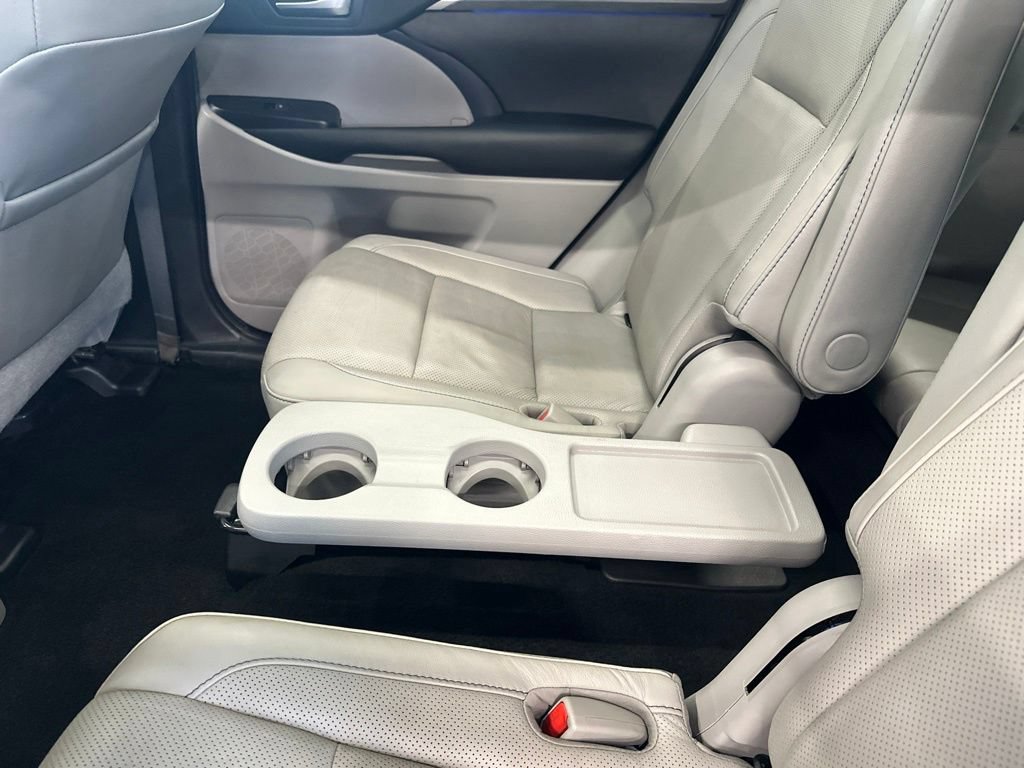 Used 2019 Toyota Highlander Limited Platinum w/ Carpet Mat Package (TMS) AWD/4WD image 32