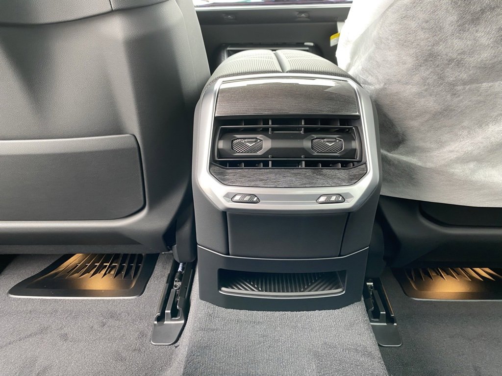 New 2026 BMW 750e xDrive w/ Premium Package image 11