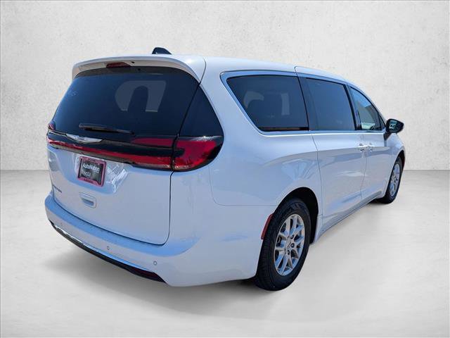 Used 2023 Chrysler Pacifica Touring-L FWD image 5