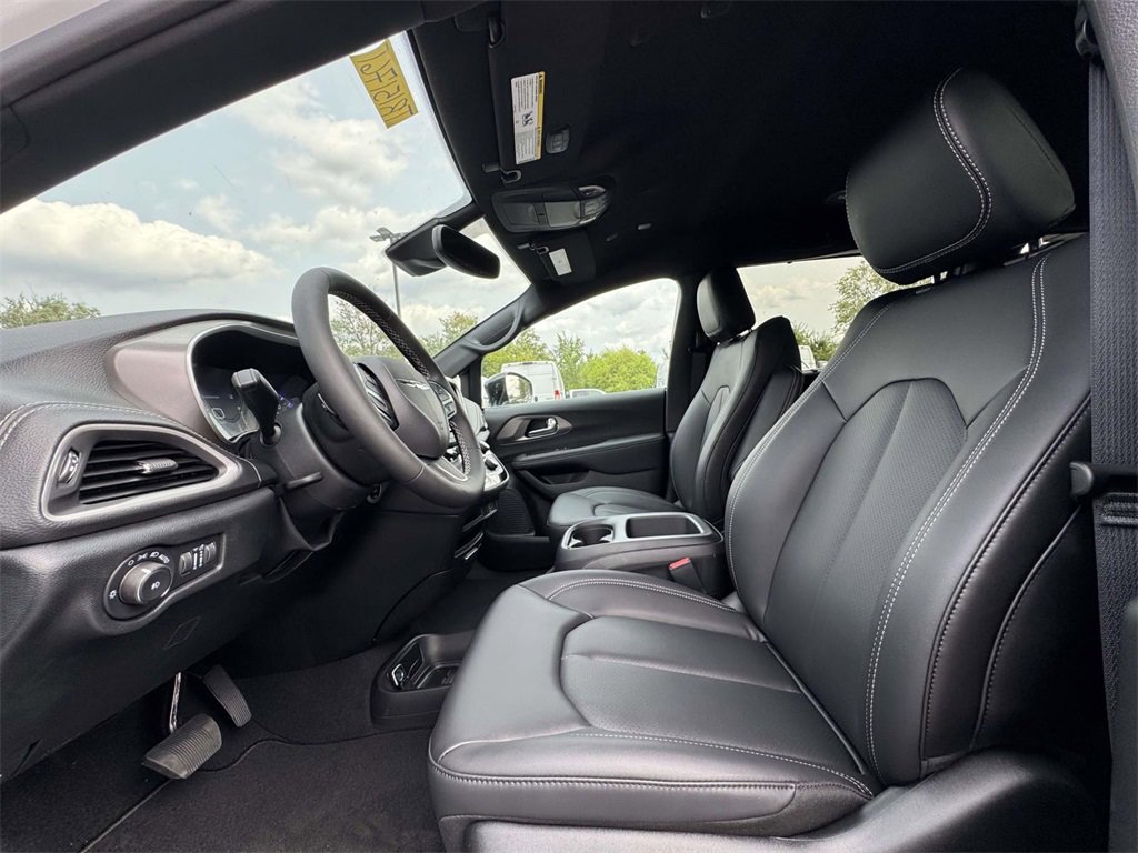 New 2026 Chrysler Pacifica Select image 13