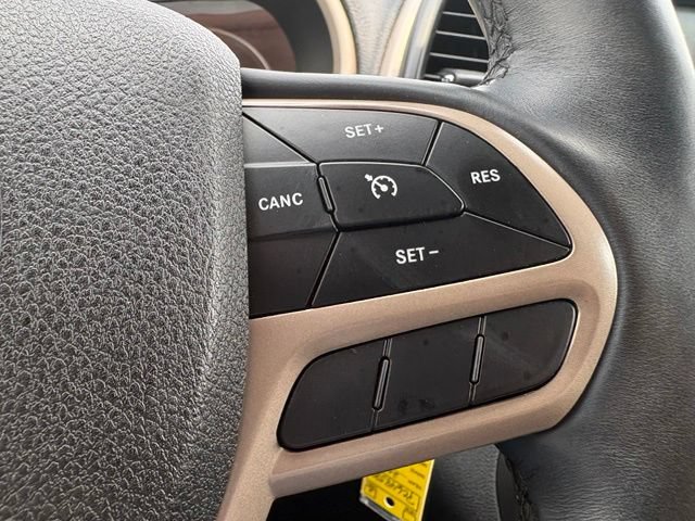 Used 2017 Jeep Cherokee Latitude w/ Cold Weather Group AWD/4WD image 23