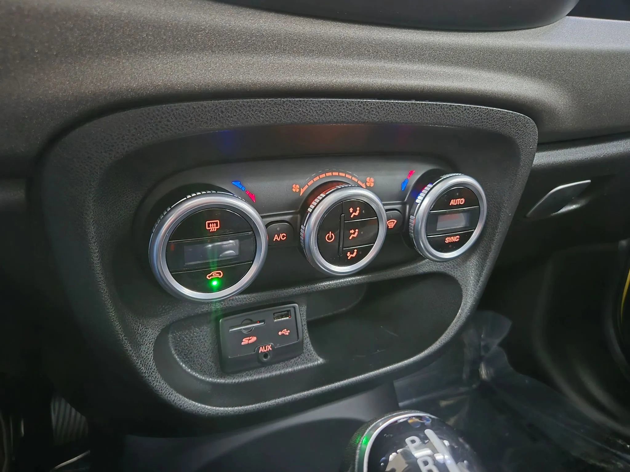 Used 2014 FIAT 500L Trekking w/ Popular Equipment Group image 33