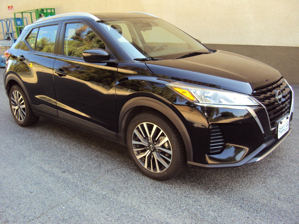 Used 2022 Nissan Kicks SV image 1