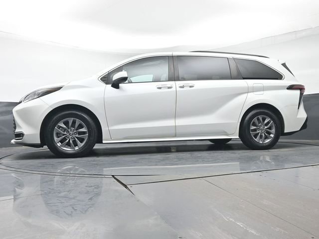 Certified 2022 Toyota Sienna XLE image 35
