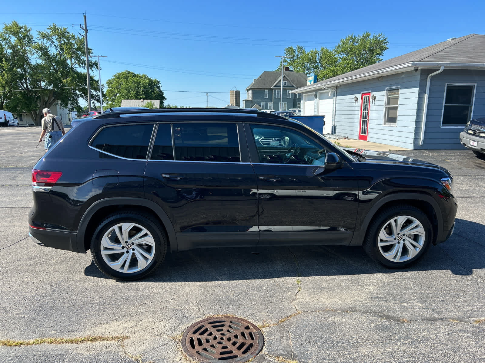 Used 2023 Volkswagen Atlas SE AWD/4WD image 2
