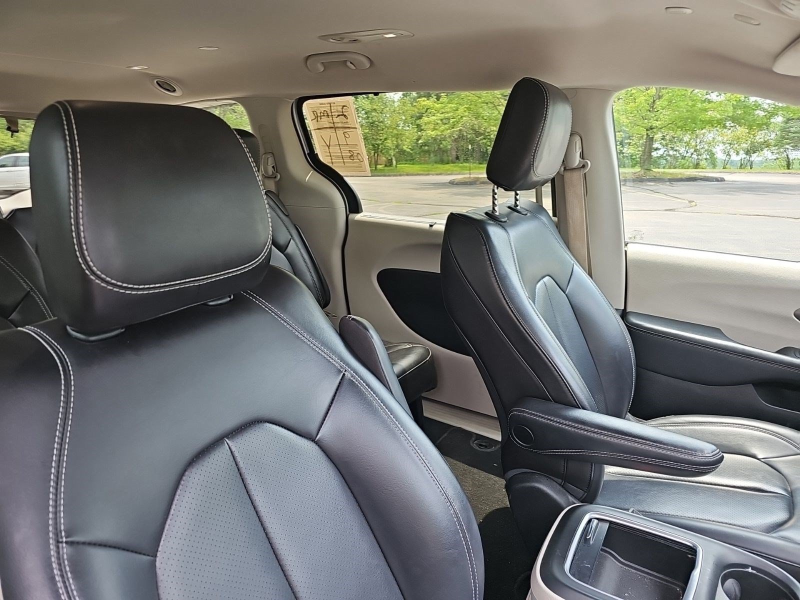 Used 2023 Chrysler Pacifica Touring-L FWD image 11