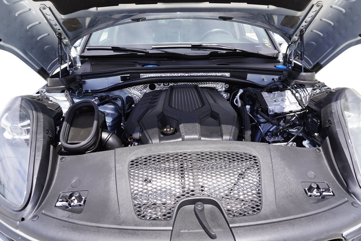 Used 2023 Porsche Macan AWD/4WD image 6