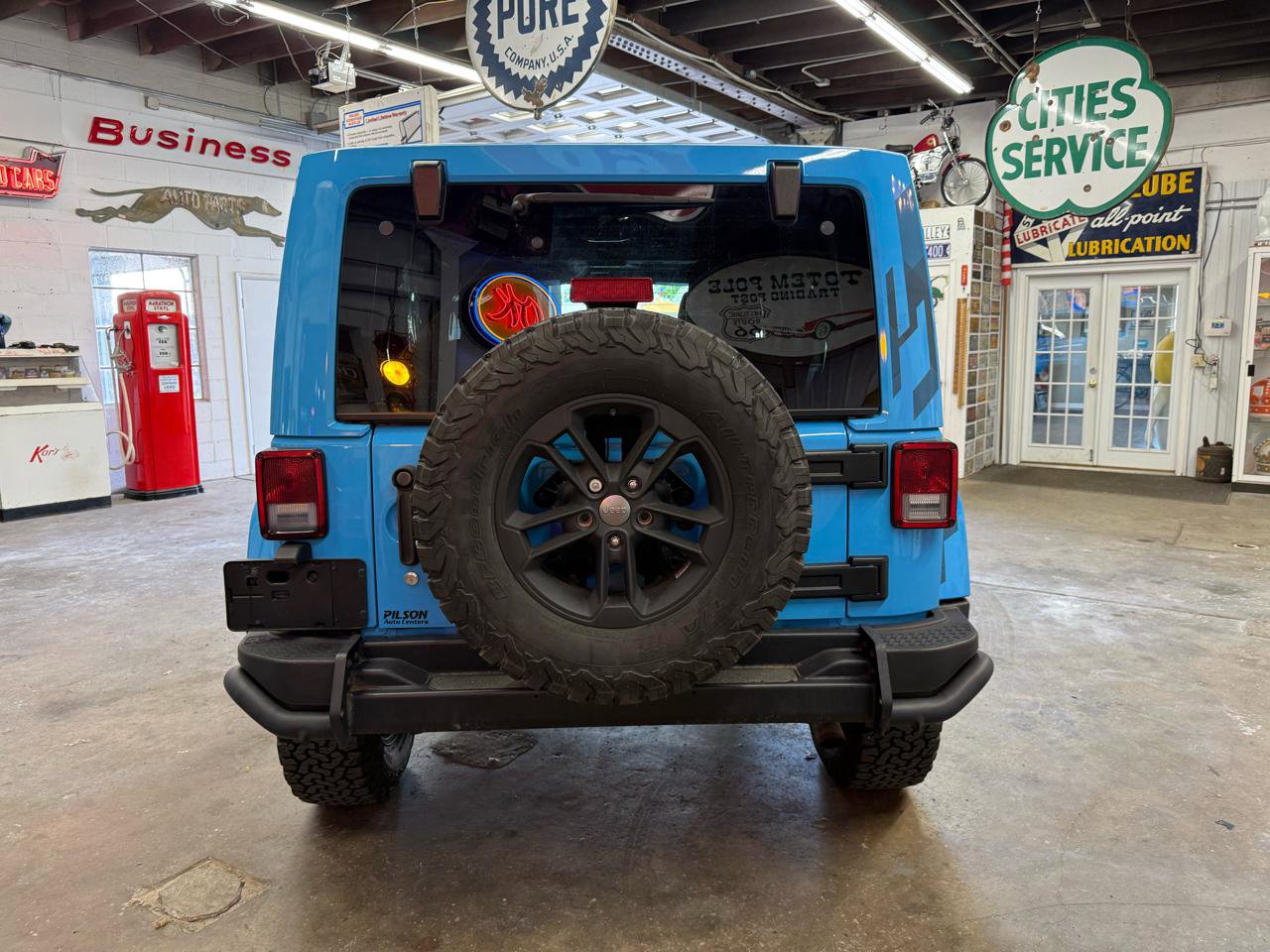 Used 2017 Jeep Wrangler Unlimited Sahara AWD/4WD image 4