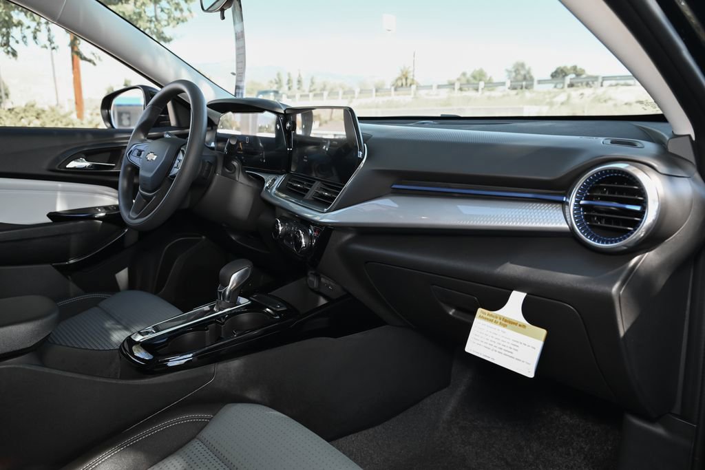 New 2026 Chevrolet Trax LT w/ LPO, Blackout Package FWD image 32