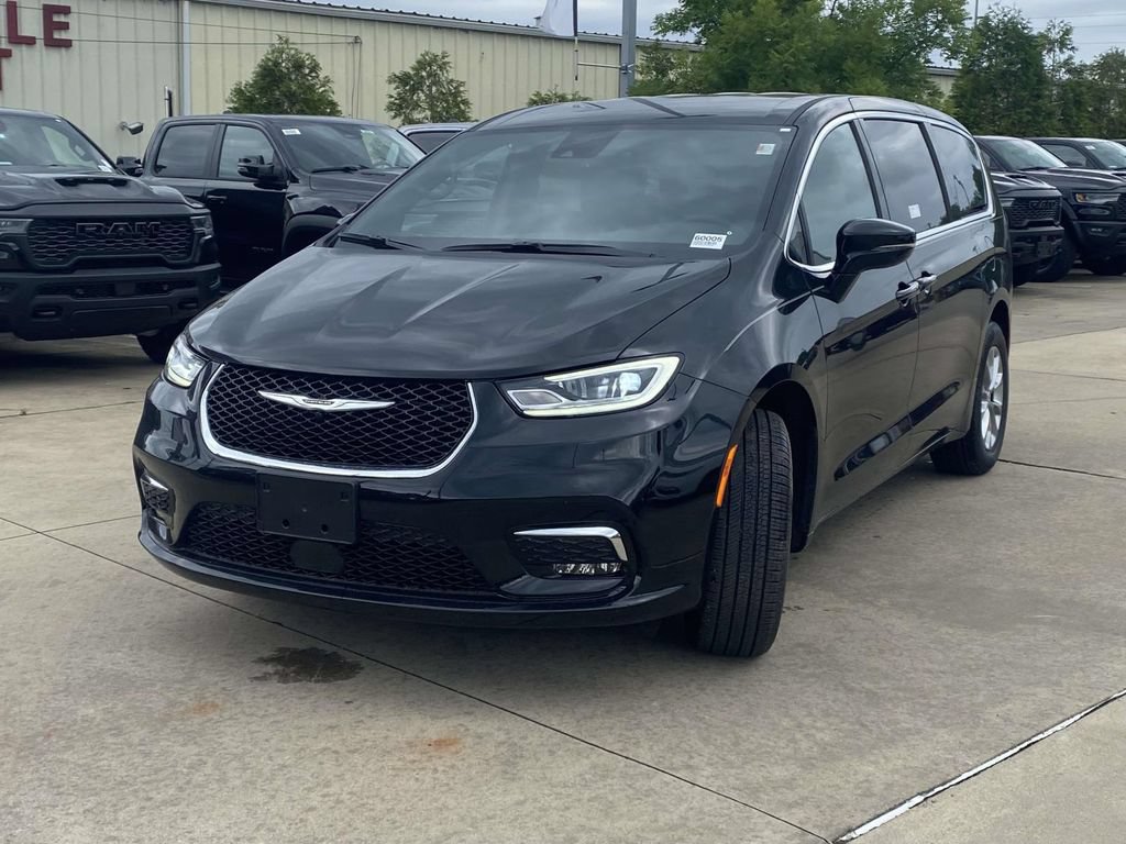 New 2026 Chrysler Pacifica Select AWD/4WD image 3