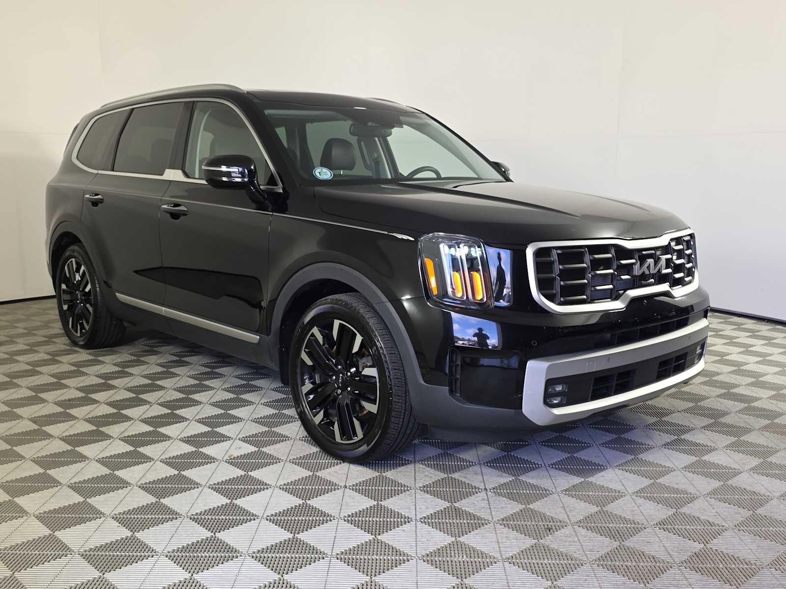 Used 2024 Kia Telluride SX w/ Towing Package image 4