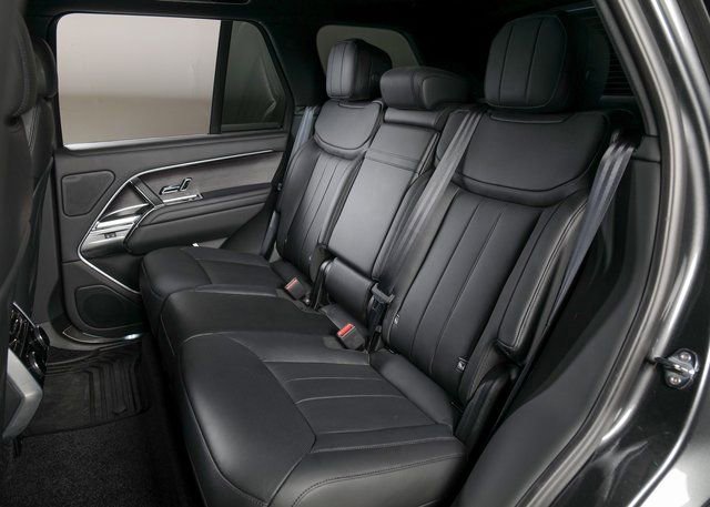 Used 2025 Land Rover Range Rover SE image 5