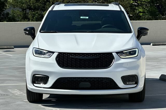 New 2025 Chrysler Pacifica Limited AWD/4WD image 6