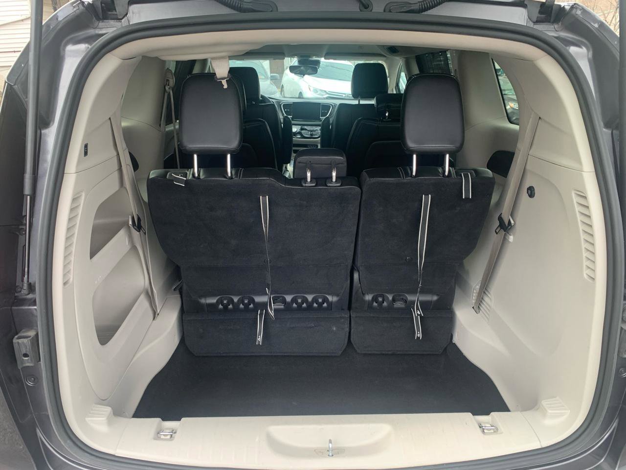 Used 2023 Chrysler Pacifica Touring-L image 8
