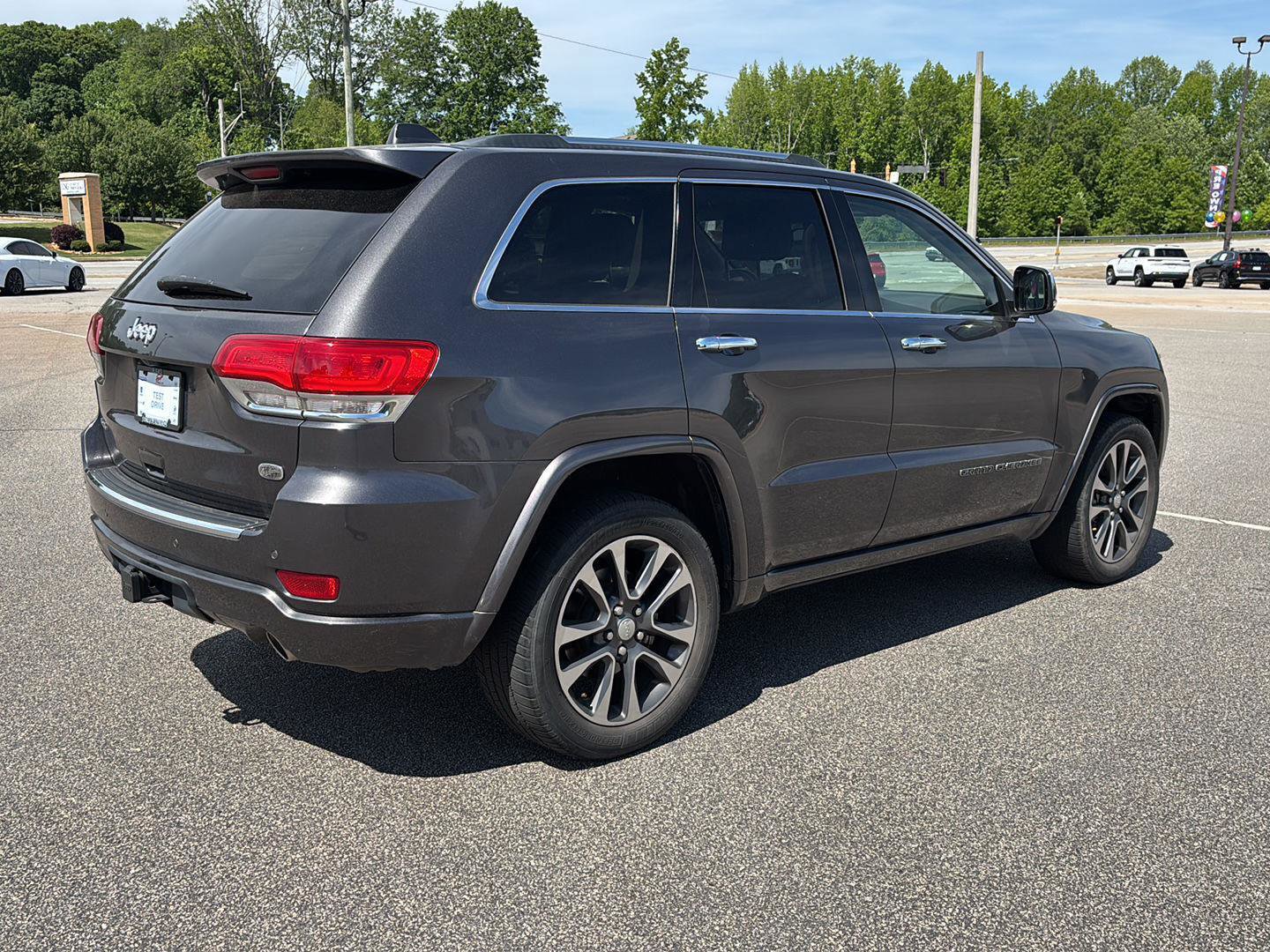 Used 2017 Jeep Grand Cherokee Overland AWD/4WD image 3
