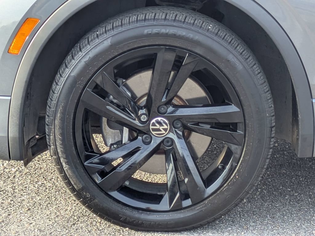 Used 2023 Volkswagen Tiguan SE R-Line image 11