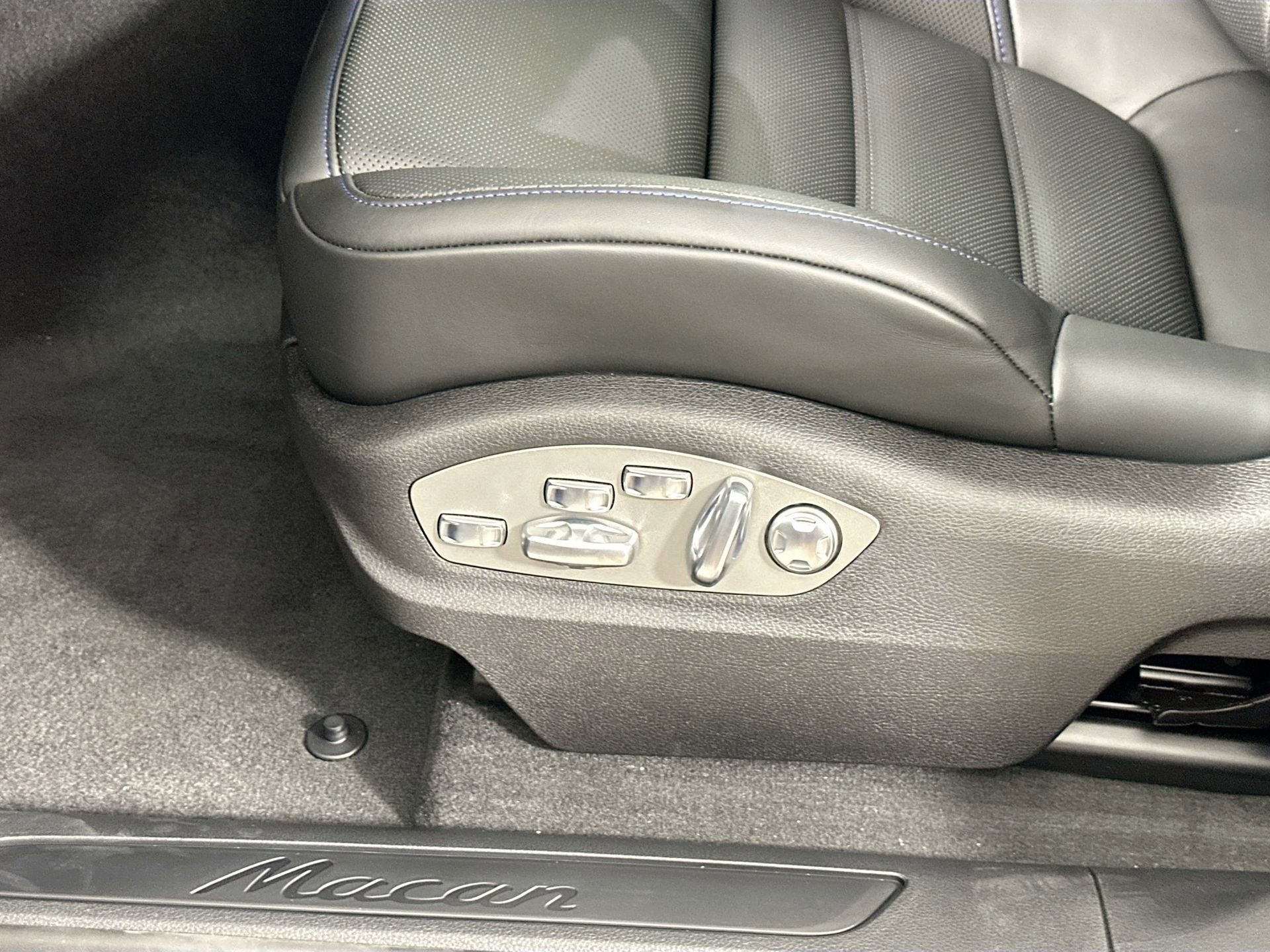 Certified 2025 Porsche Macan image 34