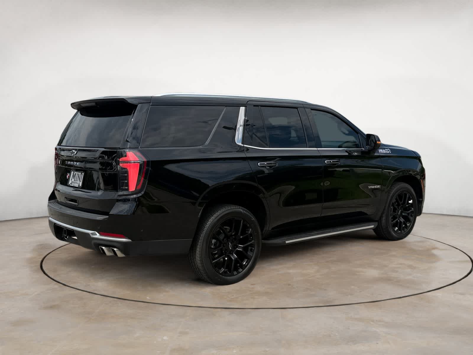 Used 2025 Chevrolet Tahoe High Country AWD/4WD image 3