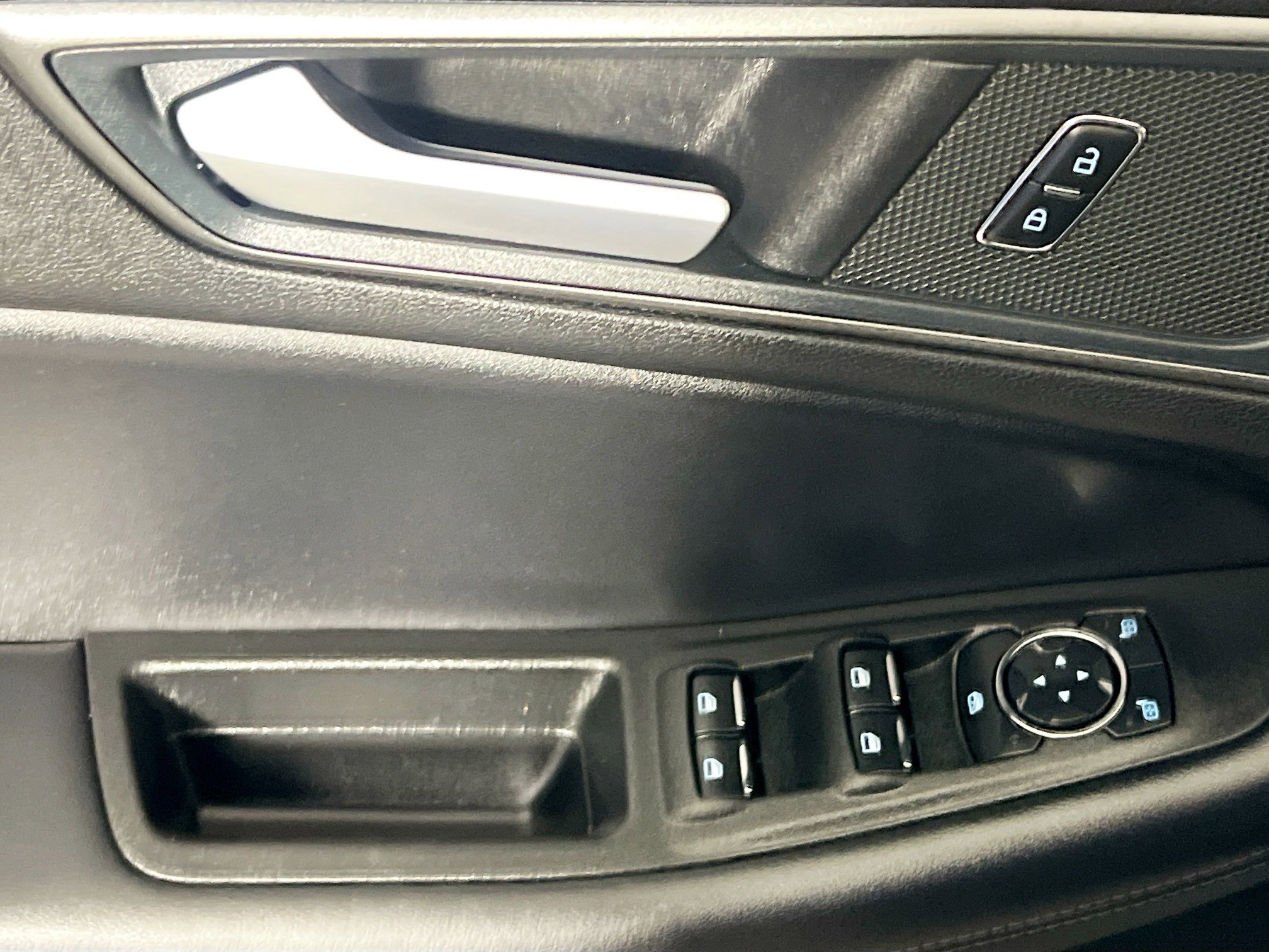 Used 2024 Ford Edge SE w/ Black Appearance Package image 16