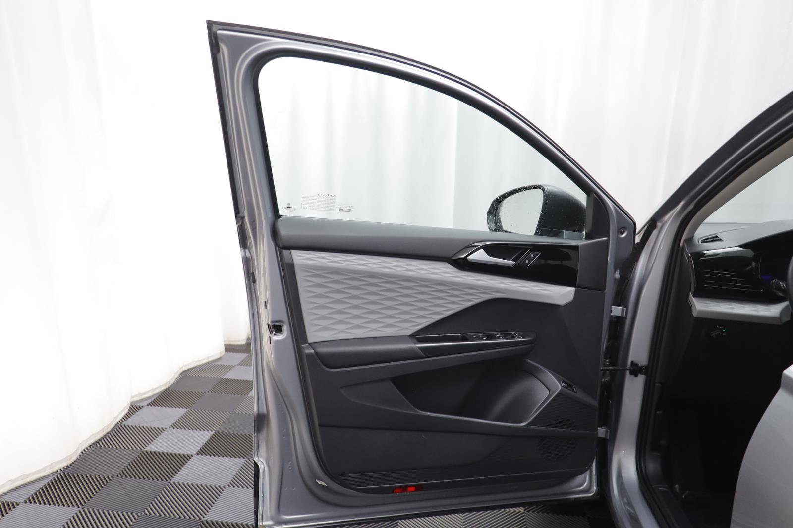 Certified 2023 Volkswagen Taos S image 4