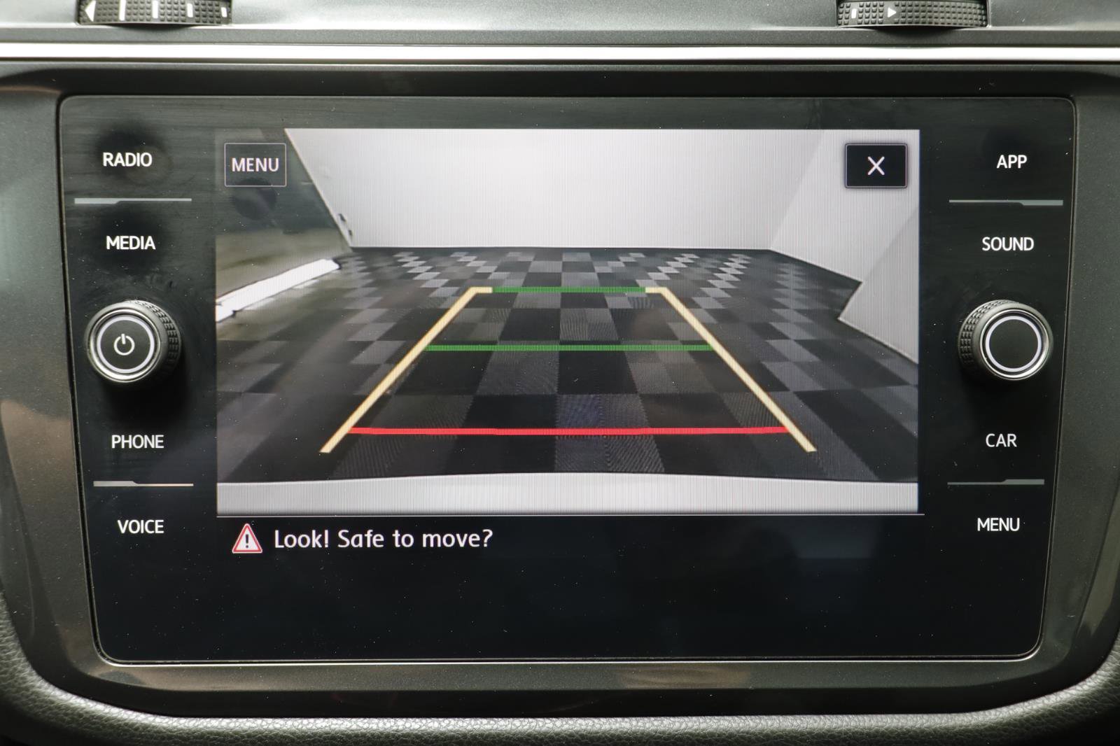 Used 2020 Volkswagen Tiguan SE R-Line image 10